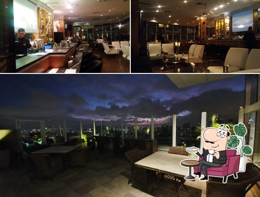 Sente em uma das mesas no The View