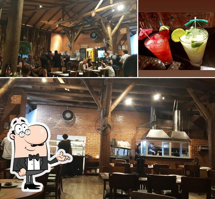 A interior e bebida do restaurante