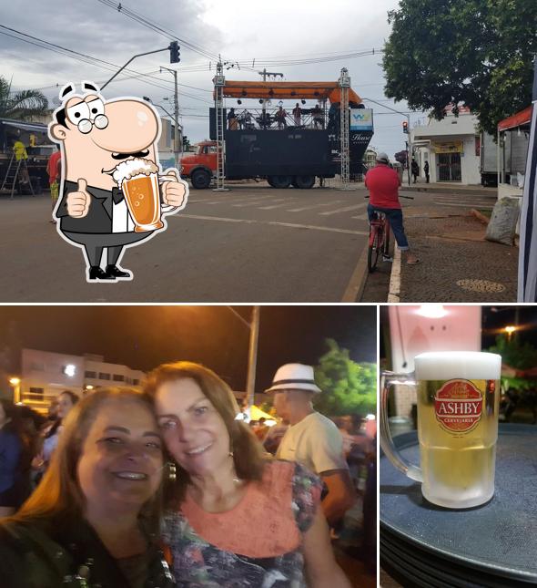 Desfute uma tulipa de cerveja leve ou escura