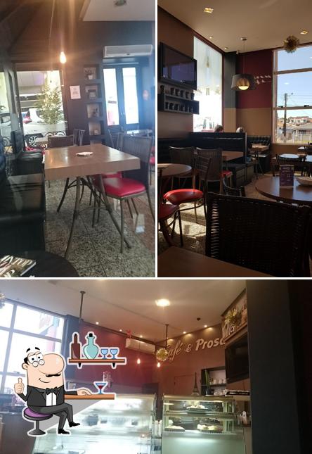 O interior do Café e Prosa