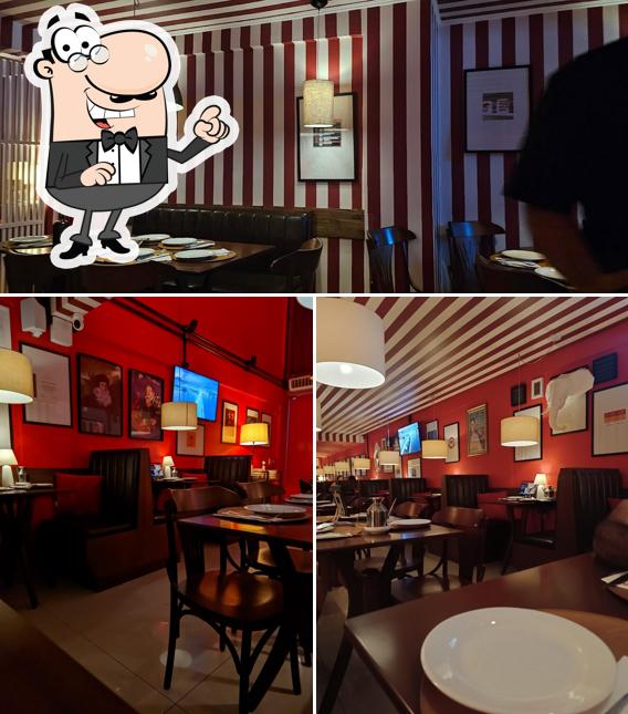 Sente em uma das mesas no Red Elephant Brasil - Gold Pizza