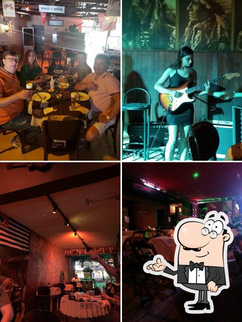 Sente em uma das mesas no Picanha na Tábua