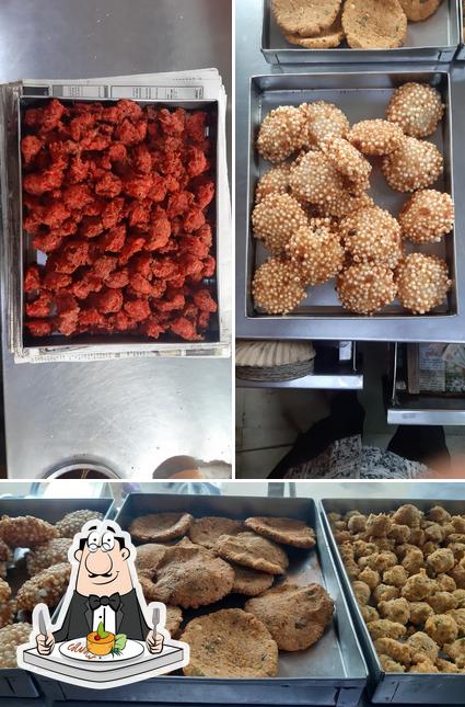 Meals at Shree Siddhivinayak Vadapav Center