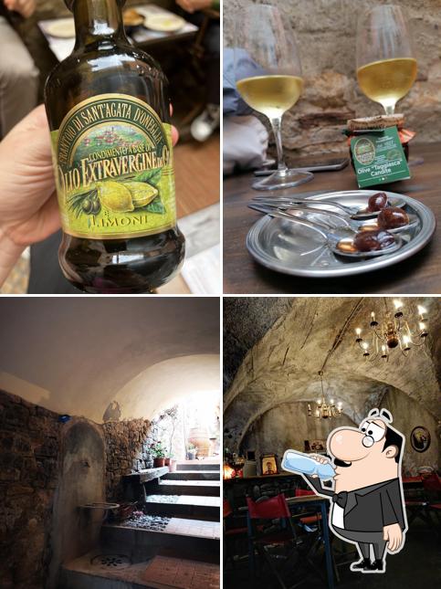 Tra le diverse cose da Antico Frantoio Mediterraneo si possono trovare la bevanda e interni