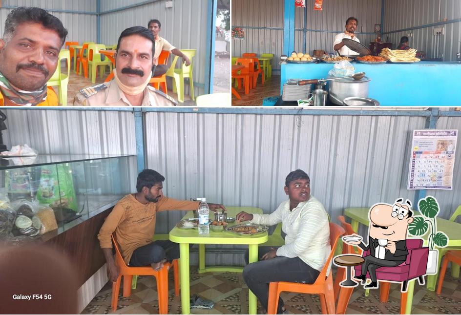 The photo of हॉटेल श्री विठ्ठल स्पेशल दाळबट्टी’s interior and food