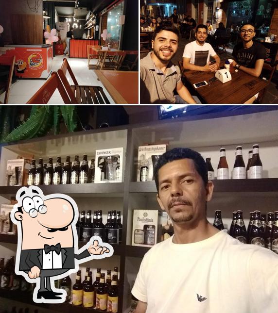 Sente em uma das mesas no Legião Gourmet - Hamburgueria - Rua Piauí