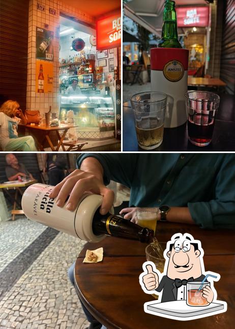 Entre diversos coisas, bebida e interior podem ser encontrados no Bar Boa Sorte