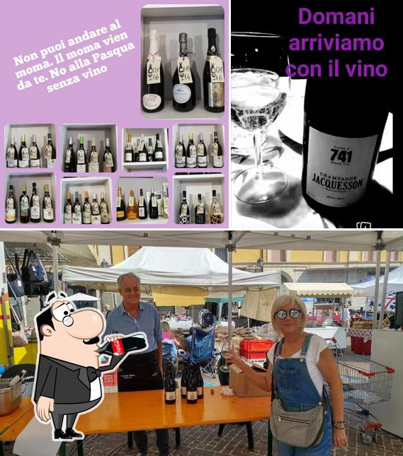 Guarda la immagine che presenta la bevanda e interni di Moma Caffè