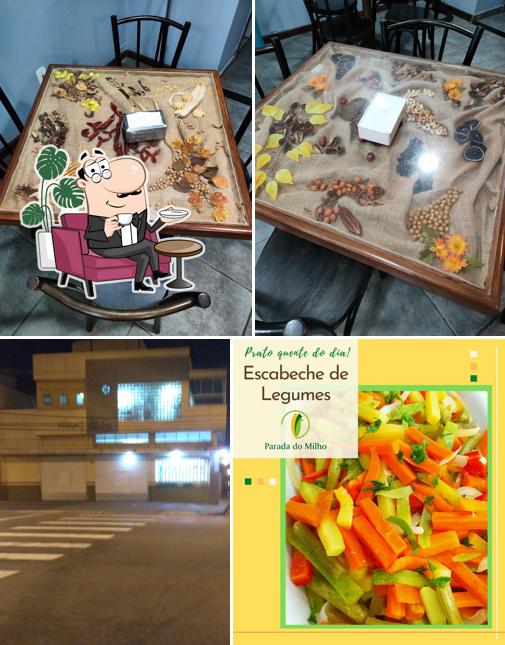 Sente em uma das mesas no Parada do Milho