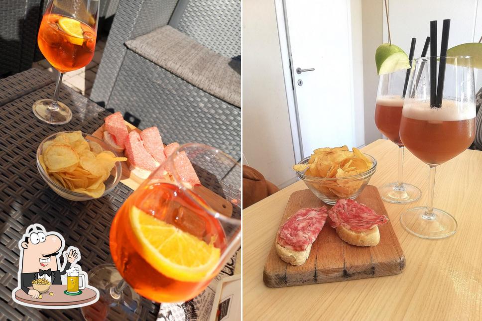 Puoi ordinare un rinfrescante bicchiere di birra chiara o scura