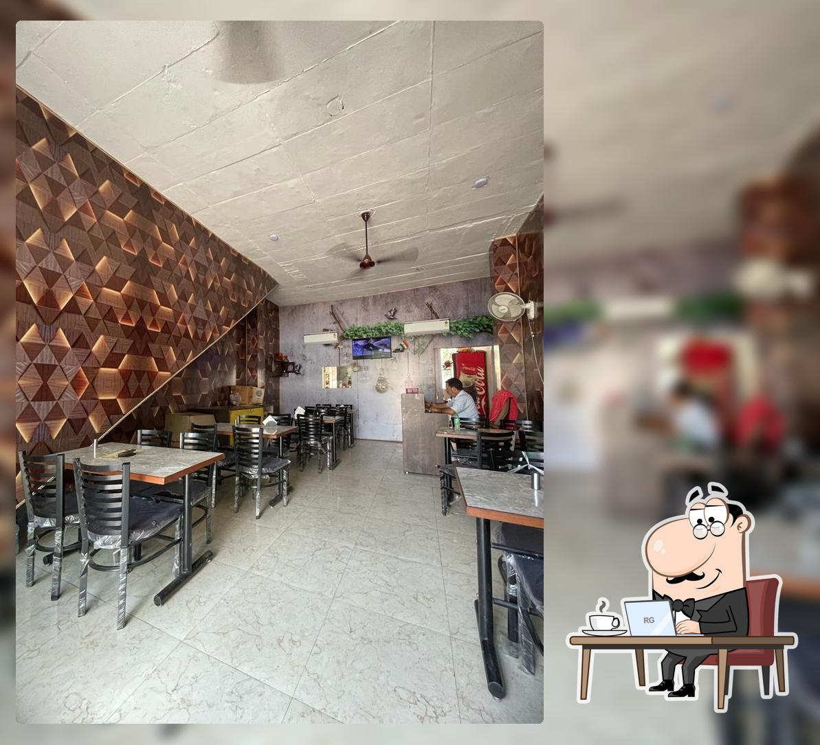 The interior of KAKU DA DHABA