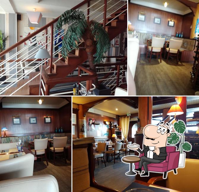 Installez-vous à l'une des tables de LE RIVA