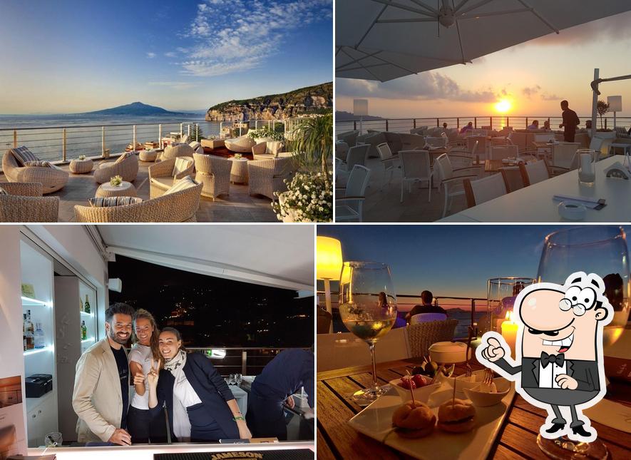 Siediti a un tavolo di Vista Sky Bar