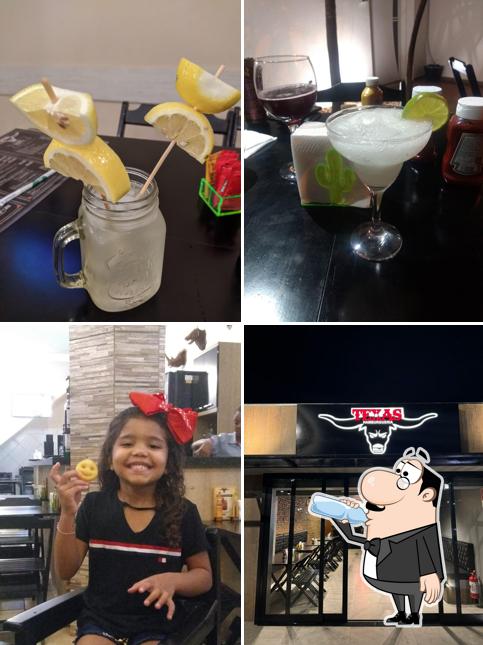 A foto a Texas Hamburgueria’s bebida e interior