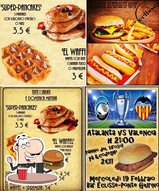 Ordina un hamburger a Bar Eclisse