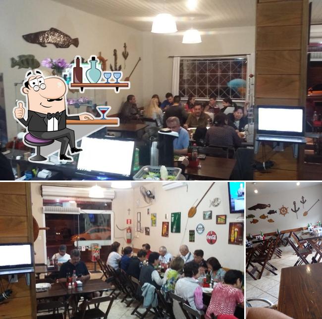 Sente em uma das mesas no Restaurante e Petiscaria Casa do Peixe Frito