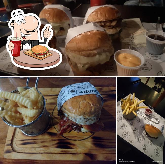 Peça um dos hambúrgueres oferecidos no Java Burger