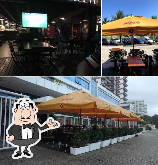 Sente em uma das mesas no Devassa