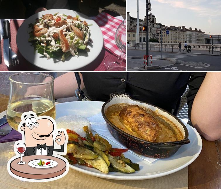 La nourriture et extérieur du restaurant