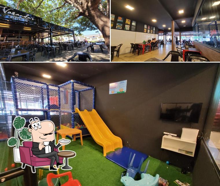 Sente em uma das mesas no Varandas Gastrobar Gyn