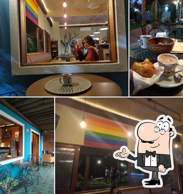 Sente em uma das mesas no Refúgio Café E Bar