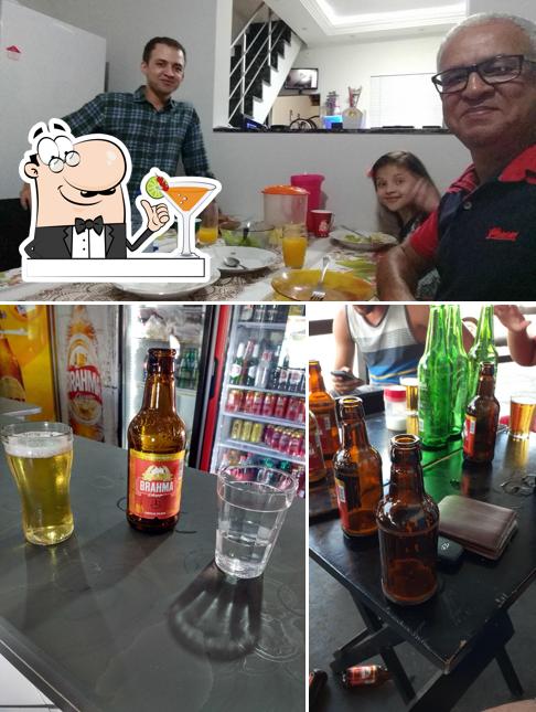 Dê uma olhada a foto ilustrando bebida e mesa de jantar no bar azul sumare