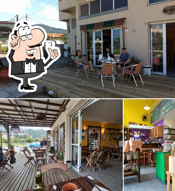 Sente em uma das mesas no Lamiró "Alimentação com Intenção, Café e Arte"