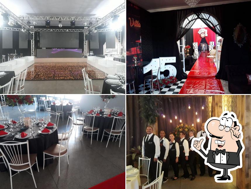 Sente em uma das mesas no Buffet ABC