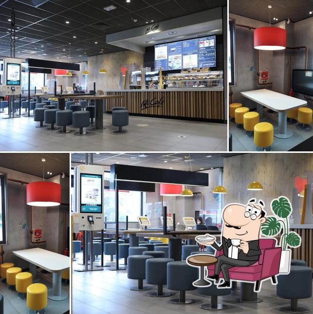 Siediti a un tavolo di McDonald's Roma Tor Tre Teste