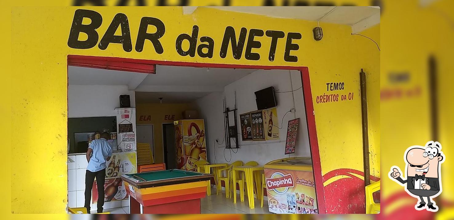 Sente em uma das mesas no Bar da Nete