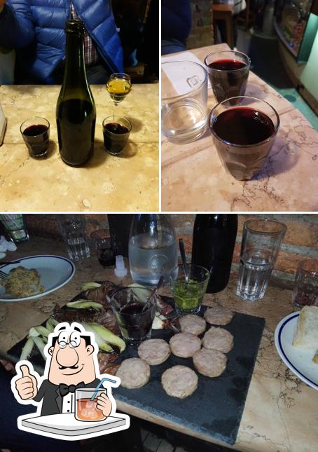 Guarda la immagine che raffigura la bevanda e interni di Hostaria Zestea Rovigo