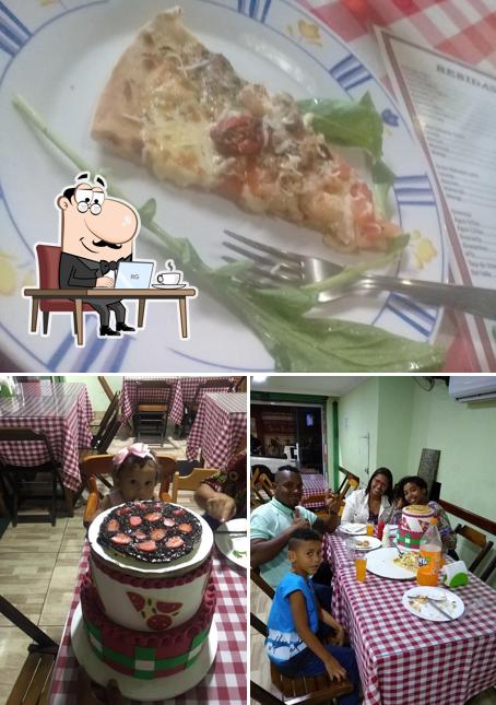 Entre diversos coisas, interior e comida podem ser encontrados no Pizzaria do Marcelo