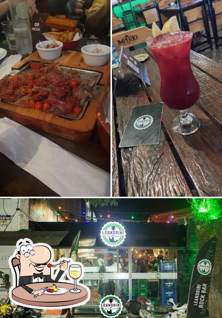 A comida e exterior do restaurante