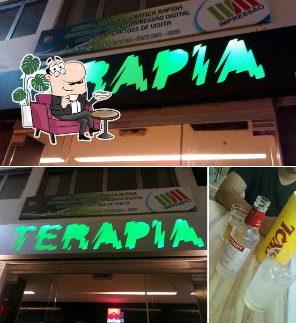 O interior do Terapia Bar