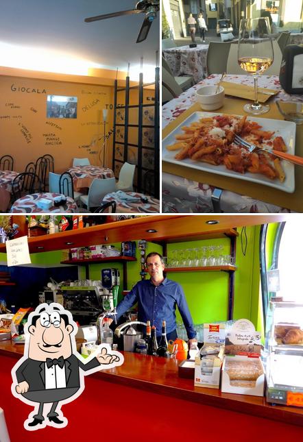 La immagine della interni e bancone da bar di Roxy Bar