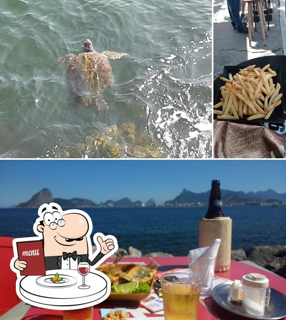 Dê uma olhada a ilustração apresentando comida e bebida no Quiosque 2 Irmãos