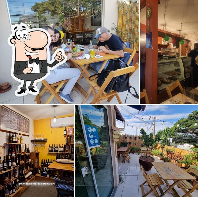 Sente em uma das mesas no Salumeria San Michele Restaurante Emporium