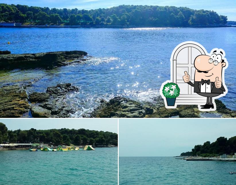 Goditi la vista dagli esterni di Beach Bar Valkane