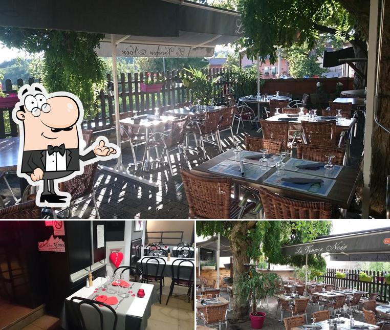 Installez-vous à l'une des tables de Le Veneur Noir