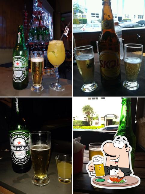 Altas Horas Bar e Restaurante e karaokê fornece uma gama de cervejas