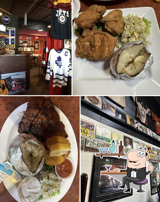 Installez-vous à l'une des tables de Ray's Ribhouse