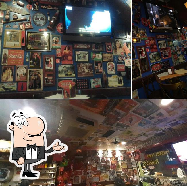 Sente em uma das mesas no Pastel com Borda