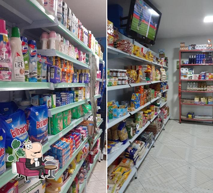 Sente em uma das mesas no RPA Lanches