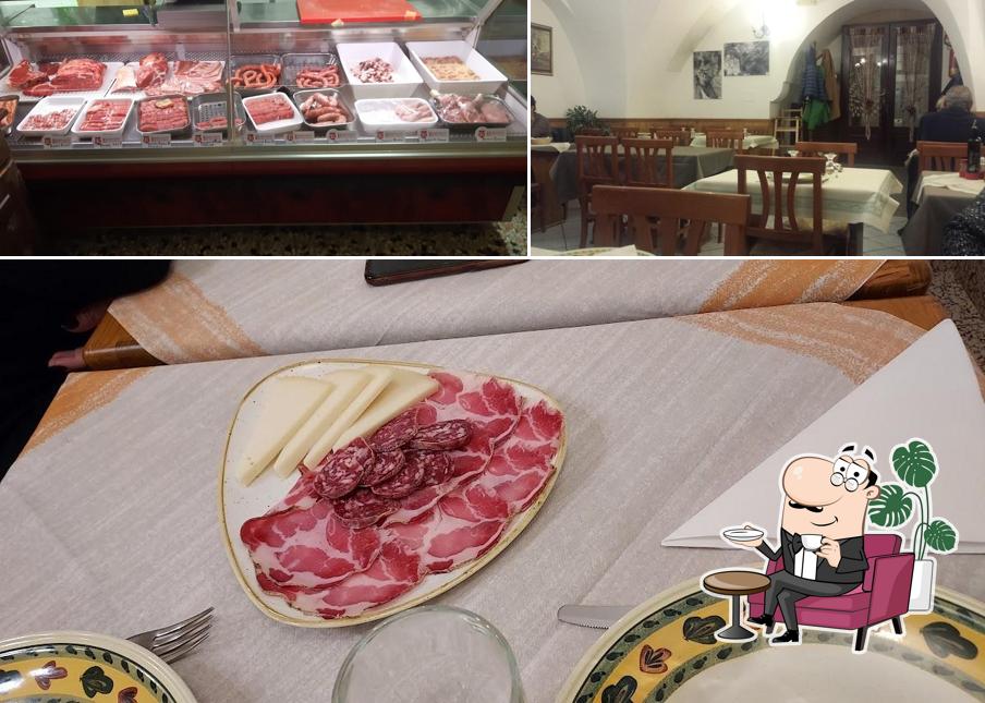 Questa è la foto che raffigura la interni e cibo di Rosticceria "Antico Borgo" di Menga Piero