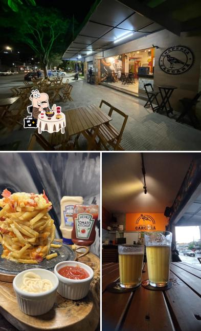 A ilustração da comida e interior no Choperia Carcará