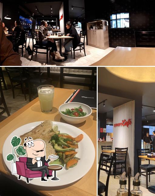 Sente em uma das mesas no Quiero Café