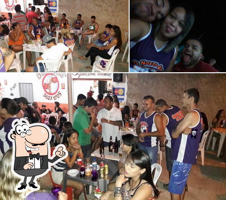 Sente em uma das mesas no ONOSSOBAR.bar do leo