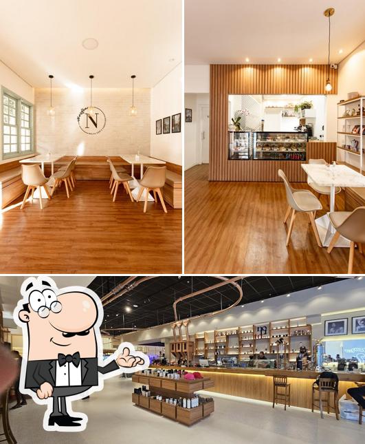 O interior do Nolita Café e Confeitaria