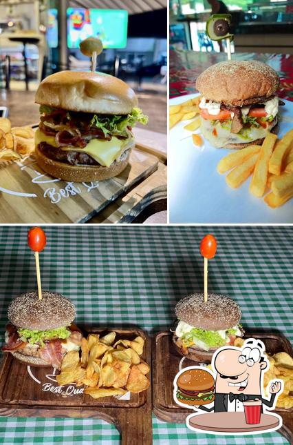 Os hambúrgueres do Restaurante e Pizzaria Rezende - Restaurante e Pizzaria Brasilândia de Minas irão satisfazer diferentes gostos