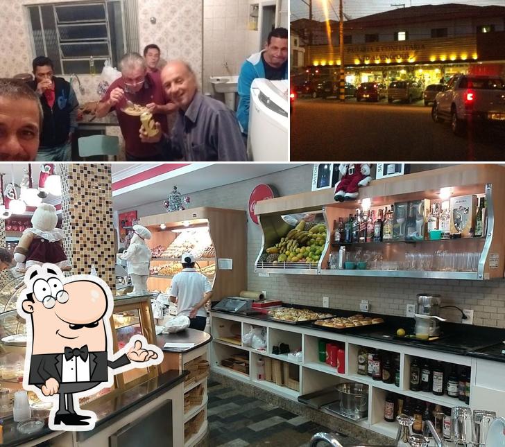 Sente em uma das mesas no Padaria & Confeitaria JD. Alvinopolis